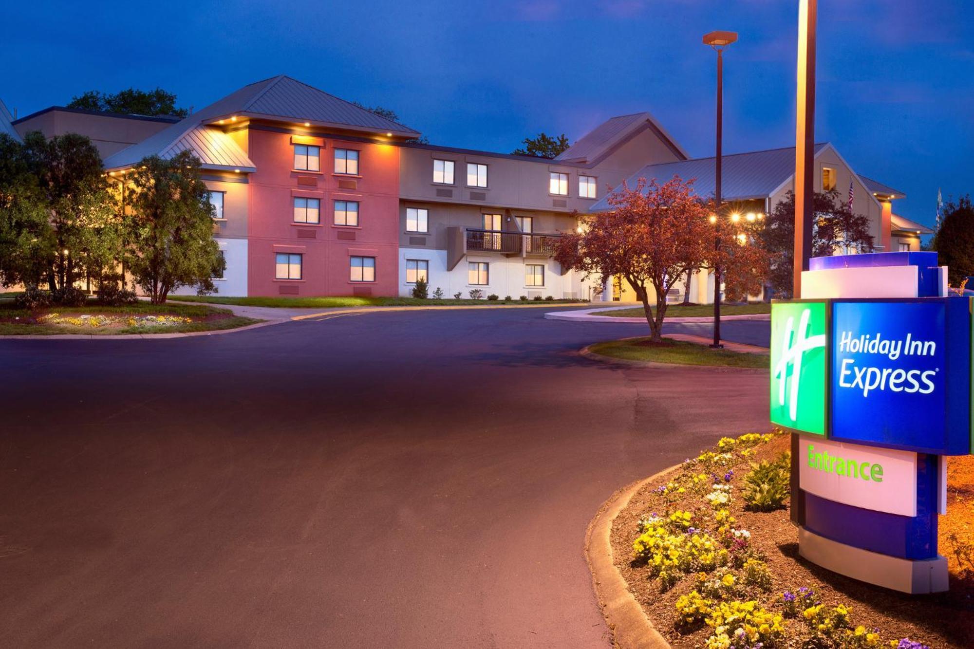 Holiday Inn Express Nashville Airport By Ihg Exterior photo